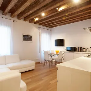 Apartment The Lion's House Apt2, Venice