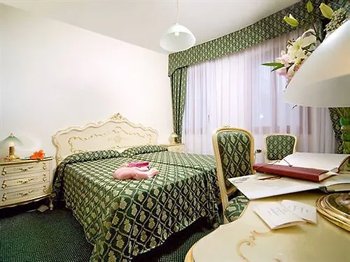 Hotel Commercio & Pellegrino Velence 3*,